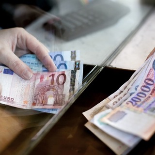 Vegyesen mozgott a forint árfolyama reggel