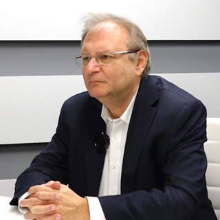 Hiller István: be kell ültetni az emberek fejébe a demokrácia hívó szavait