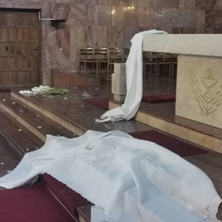 Szétverte a Bosnyák téri templom kegyeleti tárgyait egy férfi – videó