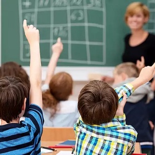 Az óriási pedagógushiány sem számít, nem veszik vissza a tanárokat