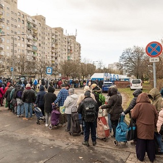 Olyan családok is sorban állnak ételért, ahol mindkét szülő dolgozik