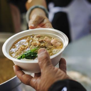 Nyugdíjasok és kisgyermekesek is járnak ételosztásra, nem csak hajléktalanok