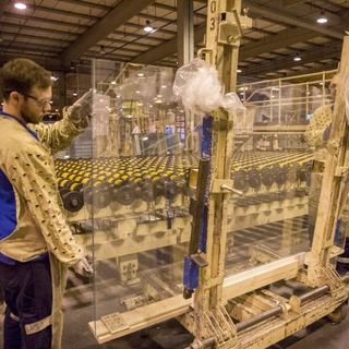 Három év alatt harmadára csökkent az orosházi síküveggyárban dolgozók száma