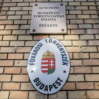 Botrány a Fenyő-gyilkosság tárgyalásán: Portik Tamás fia nekitámadt a bírónak, rendőrök vitték el az épületből