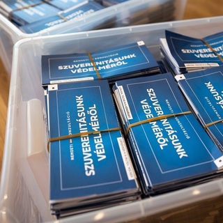 Orbán brüsszeli főhadiszállása előtt bizonyította az aHang: hiteltelen a nemzeti konzultáció