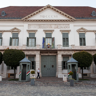 Elkordonozták Novák Katalin hivatalát - videó