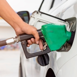 Jelentős benzinárcsökkenés jöhet a jövő héten