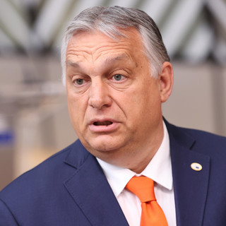 A megaláztatások ellenére, lehet, hogy Orbánnak kedvez a széljárás