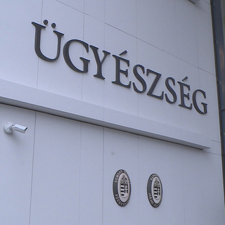 Horogkeresztes zászlót rakott ki az ablakába egy szentesi férfi