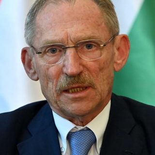 Pintér Sándor úgy döntött, a nyugdíjba vonuló pedagógusok is kapnak fizetésemelést