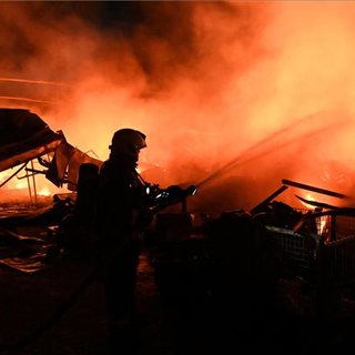 Teljes terjedelmében ég egy tízezer négyzetméteres kertészet Budapest XXIII. kerületében