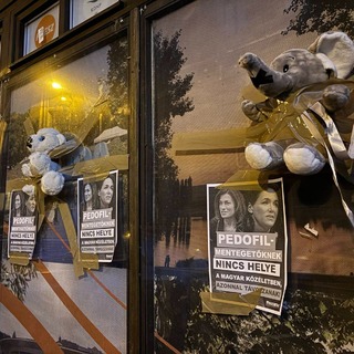 Leragasztott szájú plüssfigurákkal követelte Novák és Varga távozását az MSZP ifjúsági szervezete