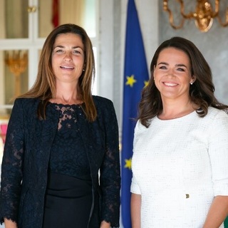 A „kegyelmes” asszonnyal van teli a világsajtó