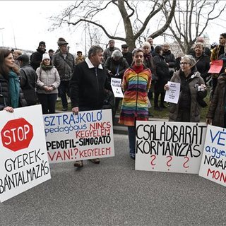 Novák Katalin lemondását és Varga Judit közéletből való távozását követelték demonstráción Budapesten