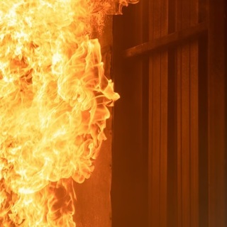 Meghalt egy nő egy kigyulladt családi házban Karácsondon