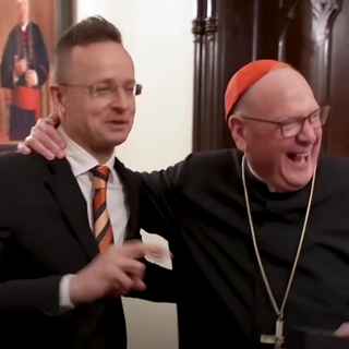 Pedofilbotrányban érintett bíborossal kvaterkázott Szijjártó