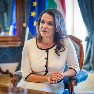 Kinek falaz a lemondásával Novák Katalin?