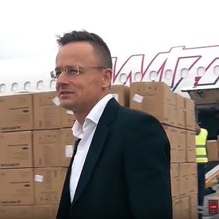 Döbbenet: 13 ezer forintért árulják Szijjártó 10 milliós lélegeztetőgépeit