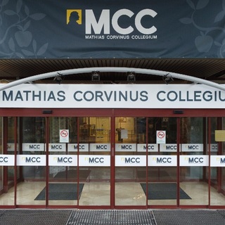 Orbán segédmunkásaiként emlegetik az MCC előadóit