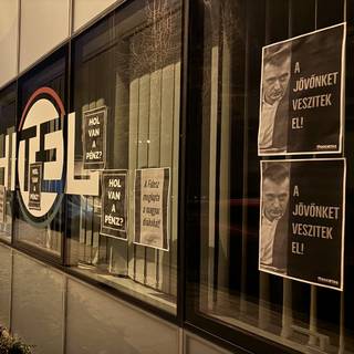 Rogán arcával plakátolták ki a Diákhitel Központot az ifjú szocialisták