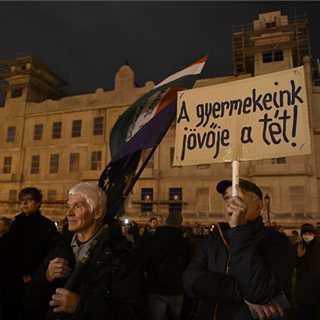 A Karmelitánál tüntetett a Momentum Orbán és Rogán ellen