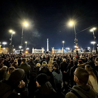 Az MTI is kénytelen volt hírt adni a hatalmas tüntetésről