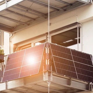 Jó eséllyel egy lépéssel közelebb kerültünk az erkélyre telepített napelemek engedélyezéséhez