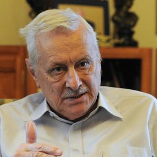 És akkor Orbán sunyin kikacsintva azt mondta, hogy nem szólhatunk bele más országok választásaiba...