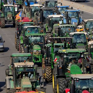 Több száz traktorral Prága belvárosába vonultak a tiltakozó cseh gazdák