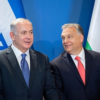 Orbán Netanjahu mellé állt