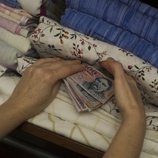 Csaknem 100 milliárd forint készpénz tűnt el a magyarok párnaciháiból