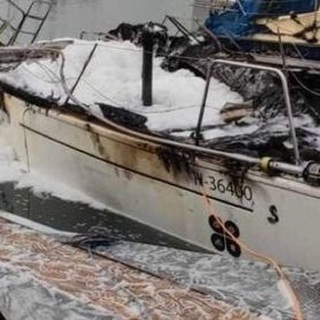 Két hajó égett az alsóörsi kikötőben