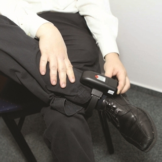 Karbantartás hiánya miatt leállt a rendőrség nyomkövető rendszere, ezért szökhetett meg a pedofíliával gyanúsított férfi a házi őrizetből