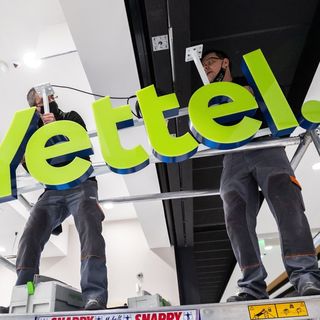 Mikor semmisítik meg a 100 milliárdos Yettel részvénycsomag-eladást? – kérdezi az MSZP Polttól