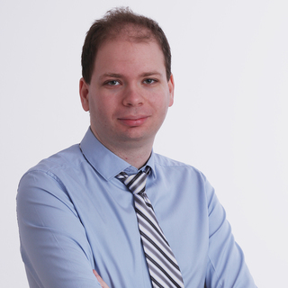 Elemző: a bukás első eleme, hogy lemondanak politikusok