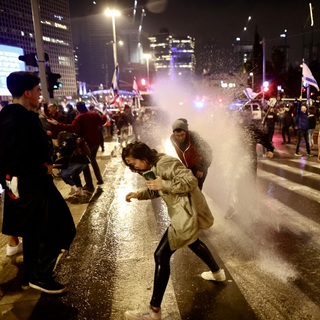 Kiszabadult túszok is kaptak a vízágyúból a Netanjahu ellenes tüntetésen