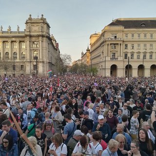 Megtelt a Kossuth-tér, ellenzéki pártok tüntetnek