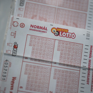 A lottótársaság feddhetetlen munkatársa várja a lottónyertest