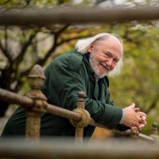 Mindenkinek a kedvére tenni nem az író dolga, hanem az országot vezetőké