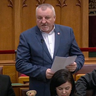 A Fidesz könyveket fóliáztatott, ahelyett, hogy a pedofilokat csomagolta volna össze