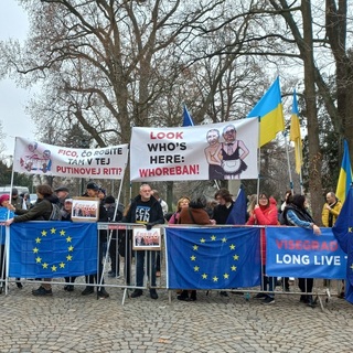 Orbánt kifütyülték Prágában a V4-csúcs előtt