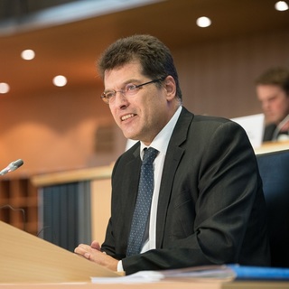 Uniós biztos: azonnal véget kell vetni a harcoknak Gázában