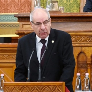 Sulyoknak az a dolga, hogy áldását adja mindenre, amit Orbán akar