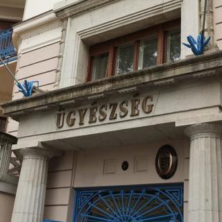 Nőnek öltözve lopott idősektől egy férfi