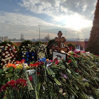 Kígyózó sor, türelmes gyászolók Navalnij sírjánál