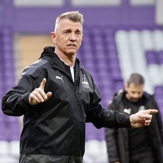 Orbán a fekete futballistáját fekának nevező edző mellé állt