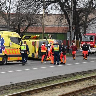 Mentőautó borult fel a fővárosban