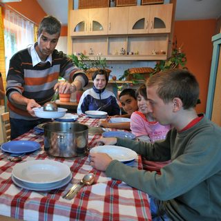 Kivételezik az Orbán-kormány, az egyházi intézmények vezetői megúszhatják a pszichológiai vizsgálatot