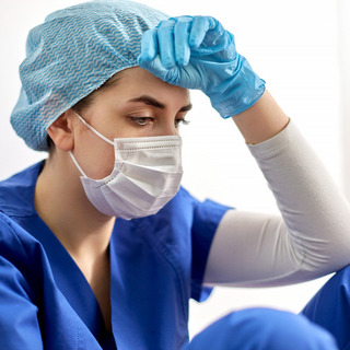 Sok ápoló az ígértnél kisebb béremelést kap, közben a kormány vendégmunkásokat állít az ágyak mellé