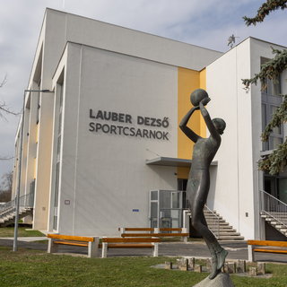 Átadták a felújított pécsi városi sportcsarnokot – fotók